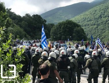 Άγριες συμπλοκές στις Πρέσπες - Δέρνουν ακόμα και παιδιά οι αστυνομικοί του Τσίπρα (φωτό, βίντεο) (upd 4)